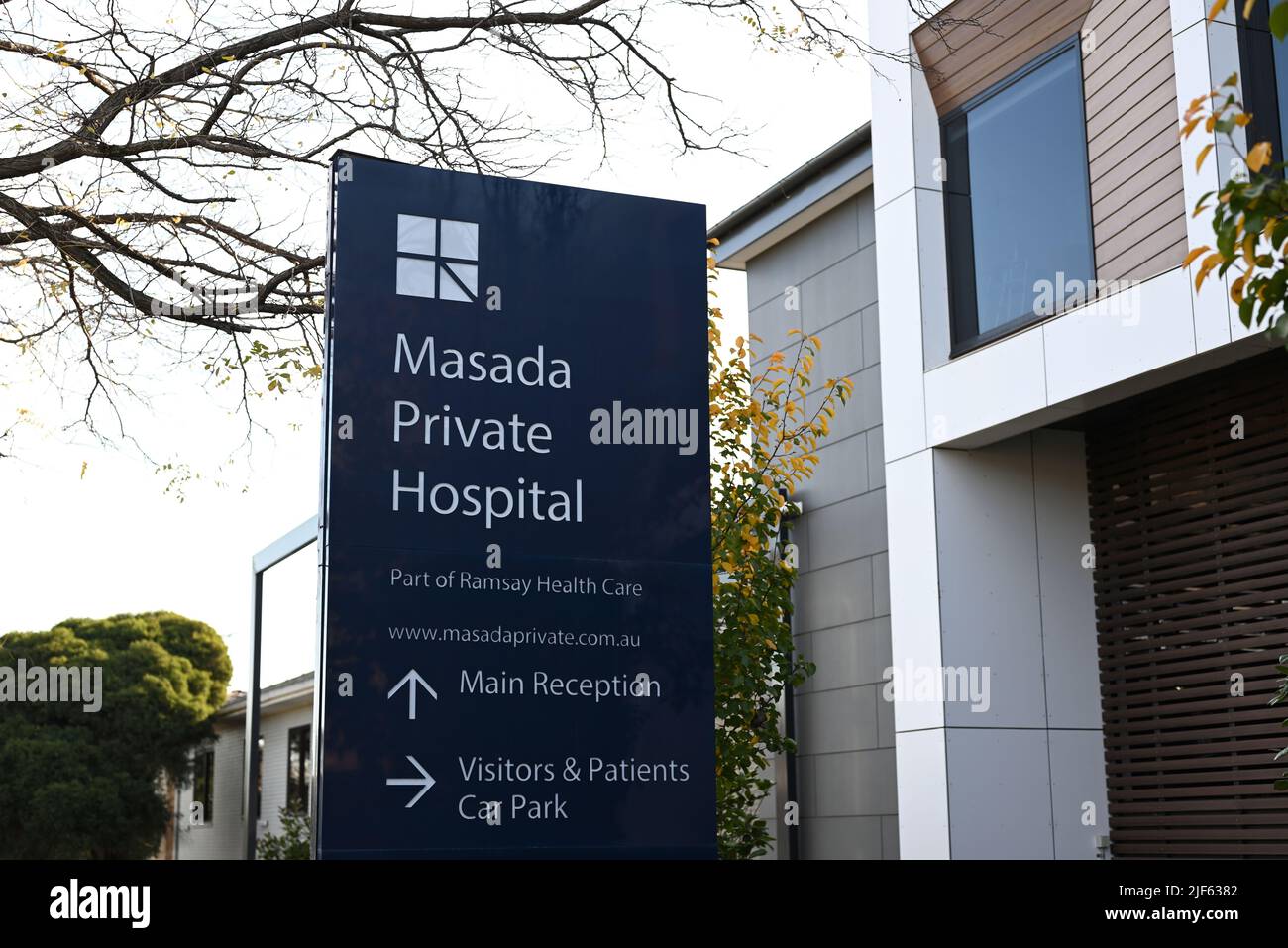 Panneau à l'extérieur de l'hôpital privé de Masada, qui fait partie des soins de santé de Ramsay, avec des arbres et des bâtiments d'hôpital en arrière-plan Banque D'Images