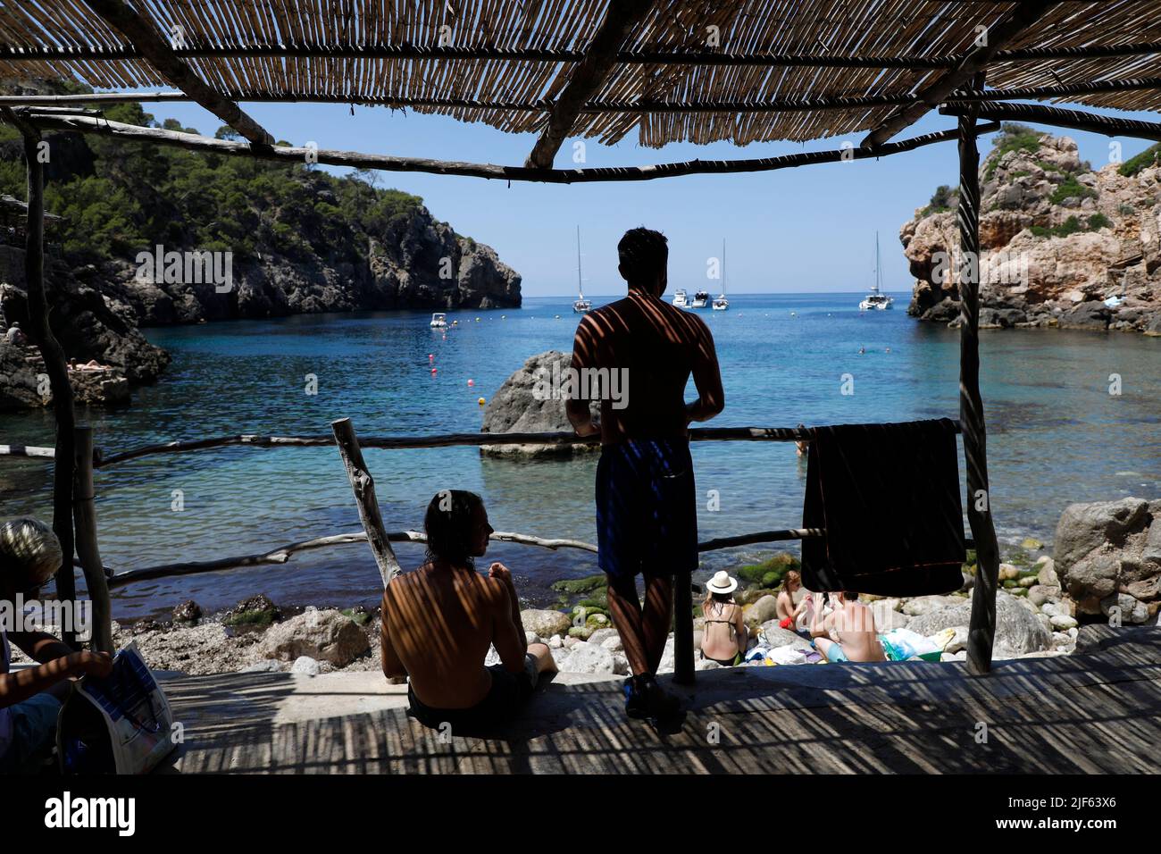 Deia, Espagne. 29th juin 2022. Les baigneurs apprécient la journée à la plage rocheuse Cala Deia à Majorque. Credit: Clara Margais/dpa/Alay Live News Banque D'Images