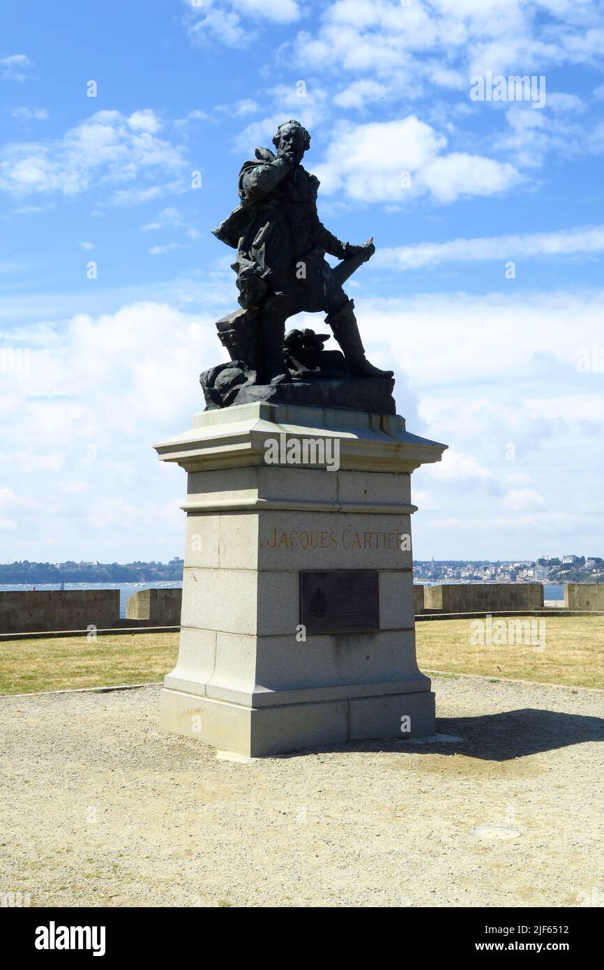 La statue de Jacques Cartier se dresse sur les remparts à l'extérieur