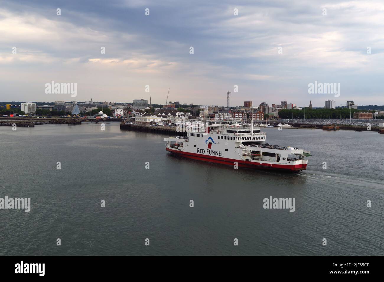 Red Funnel Line's Red Falcon, le Southampton to Cowes car and Passenger ferry approchant de son quai à Southampton. Banque D'Images