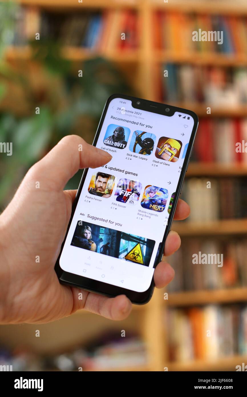 VARSOVIE, POLOGNE - 29 JANVIER 2021: L'utilisateur parcourt les jeux mobiles recommandés dans Play Store sur un système d'exploitation Android, le smartphone de marque Xiaomi. Banque D'Images