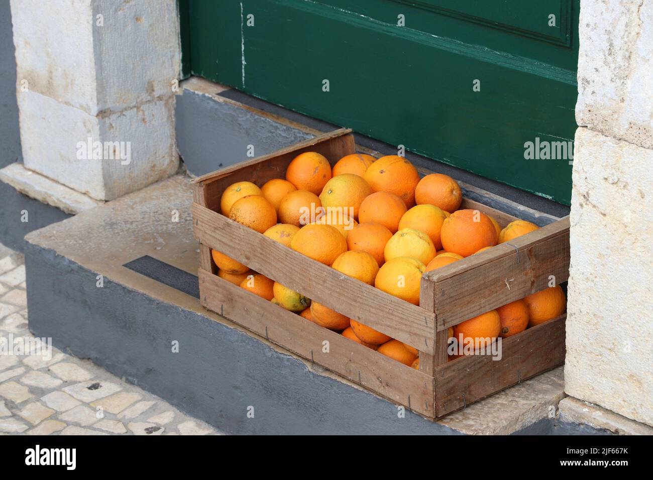 Boîte d'oranges fraîches à Faro, région de l'Algarve, Portugal. Fruits portugais. Banque D'Images