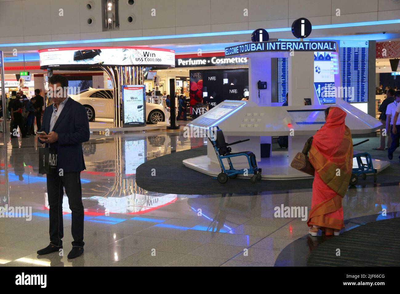Dubai airport interior sign Banque de photographies et d'images à haute  résolution - Alamy