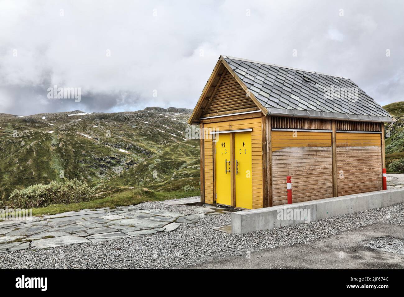 Toilettes publiques touristiques dans une aire de repos dans le parc national de Jotunheimen, Norvège. Banque D'Images
