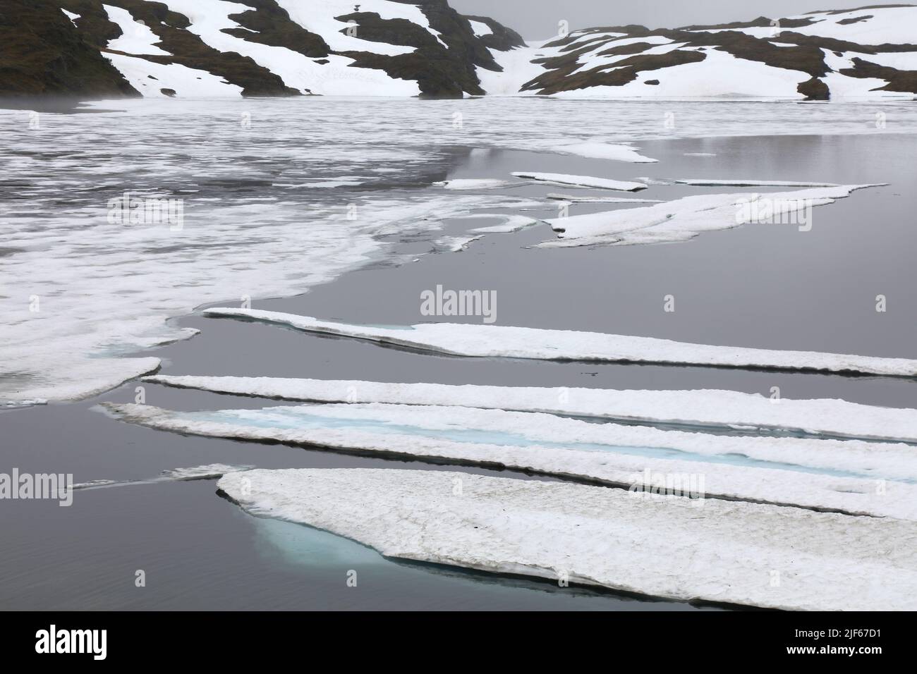 Floe de glace du lac en été en Norvège. Lac dans les montagnes Vikafjellet. Banque D'Images