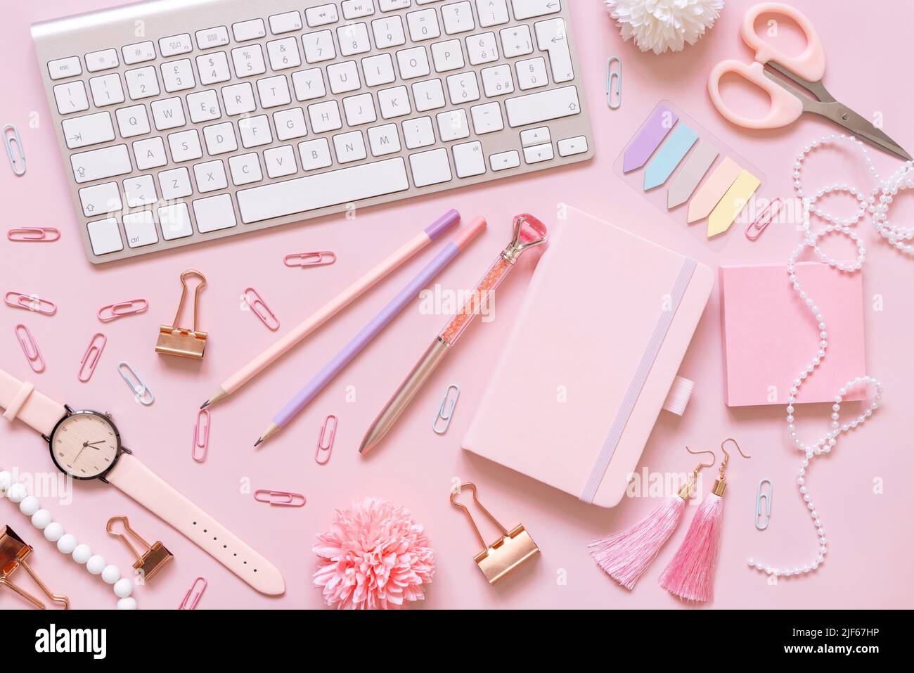 Ordinateur portable couverture rigide, accessoires scolaires rose et clavier rose clair, vue du dessus, maquette de manuel. Gilly Workplace avec bloc-notes, ciseaux, crayon, pe Banque D'Images