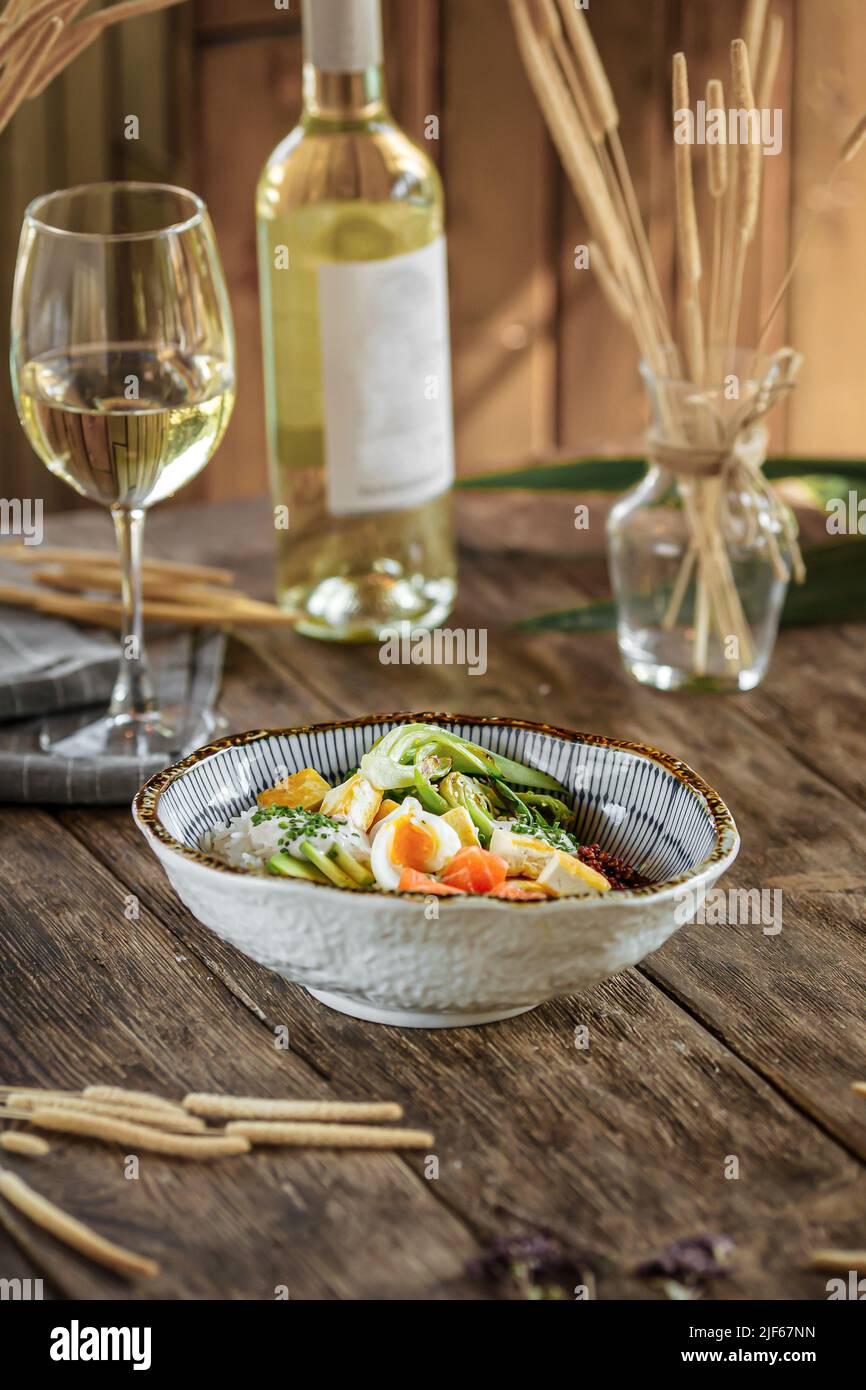 Portion de saumon poke Bowl avec légumes Banque D'Images