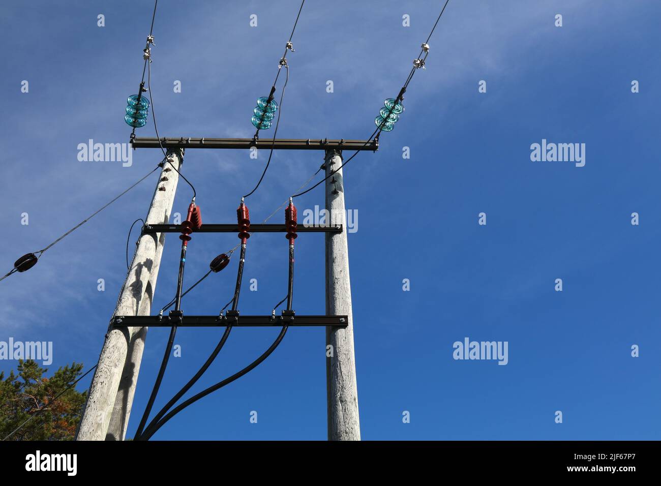 Réseau électrique en Norvège. Poteau électrique en bois avec isolants en verre. Banque D'Images