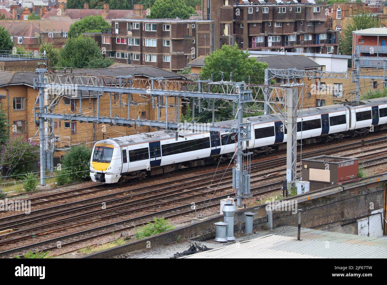Train régional en banlieue de Londres. Transport de passagers en Angleterre. Banque D'Images
