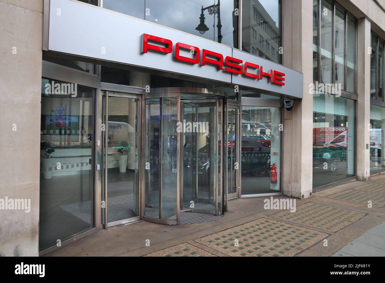 LONDRES, Royaume-Uni - 15 JUILLET 2019 : concessionnaire Porsche dans le quartier de Mayfair, Londres. La marque Porsche fait partie de Volkswagen AG. Banque D'Images