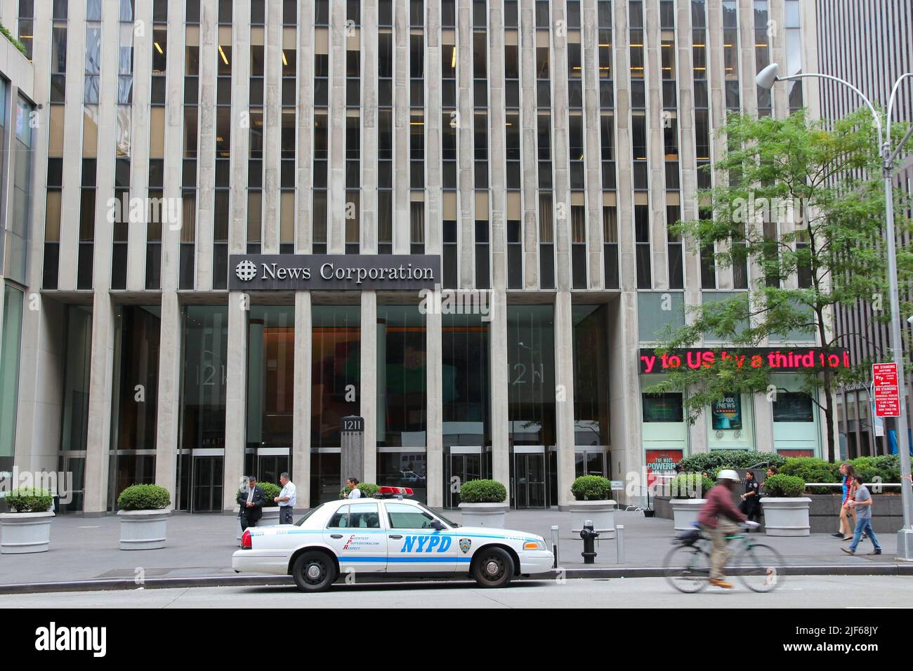 NEW YORK, États-Unis - 4 JUILLET 2013 : People Walk by News Corporation au 6th Avenue à New York. Famous News Corporation a été divisé en News Corp et 21st C. Banque D'Images