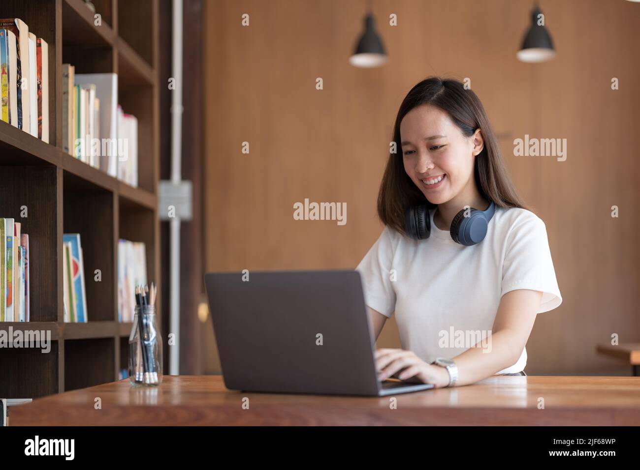 Portrait de jeune femme asiatique freelance de main travaille son travail sur ordinateur portable. Effectuer une analyse comptable pour rapporter les données d'investissement immobilier Banque D'Images