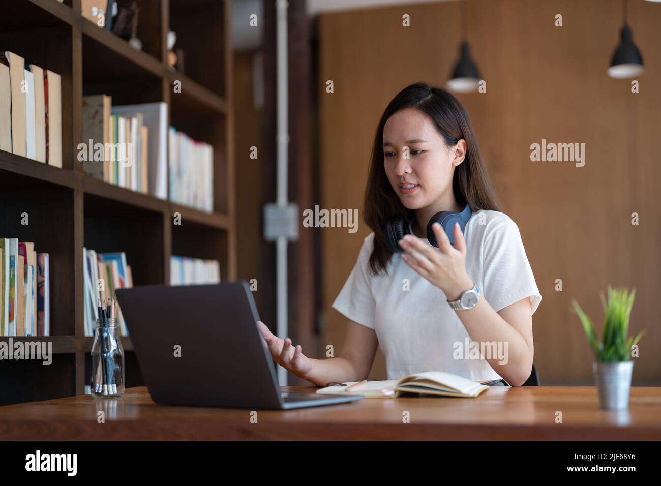 Femme asiatique tuteur en ligne enseignant à distance portant des lunettes parler à la webcam chat expliquant en ligne classe vidéo appel leçon d'école regardant l'ordinateur portable Banque D'Images