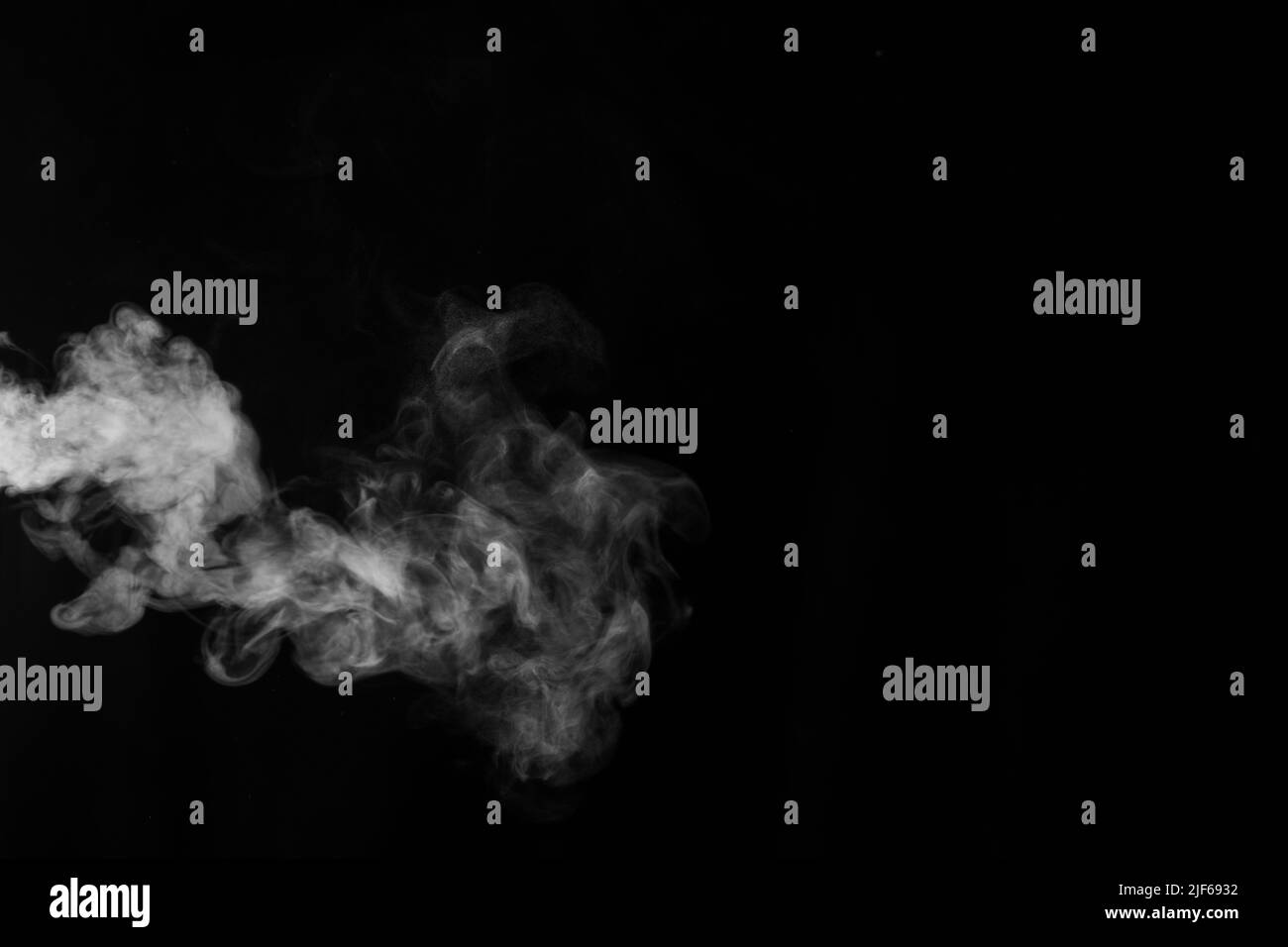 Vapeur blanche, fumée sur fond noir pour ajouter à vos photos. Fumée parfaite, vapeur, parfum, encens pour vos photos. Créer des photos mystiques. AB Banque D'Images