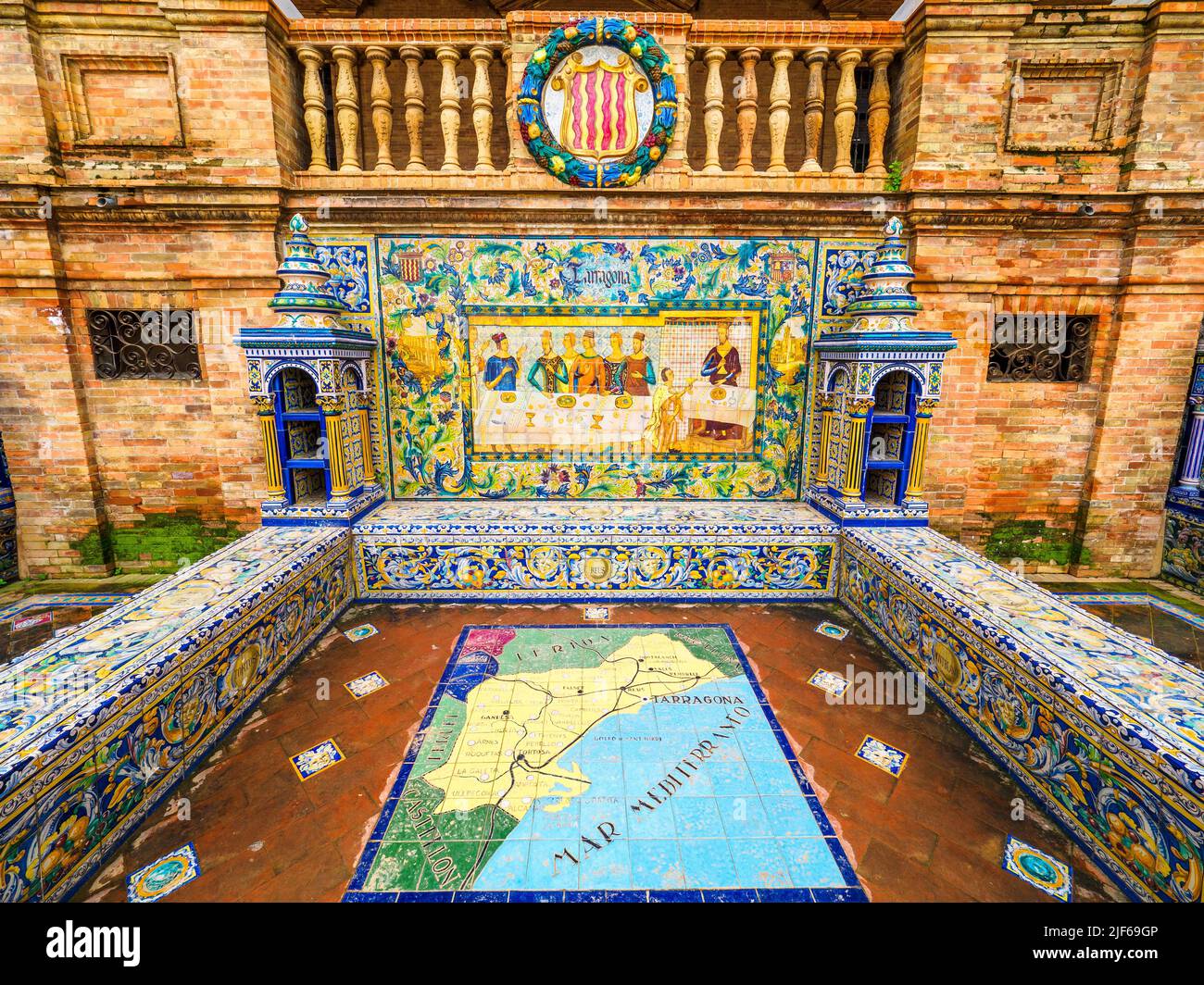 Détail de la mosaïque province espagnole alcôve de Tarragone le long des murs de la Plaza de Espana bâtiment - Séville, Espagne Banque D'Images