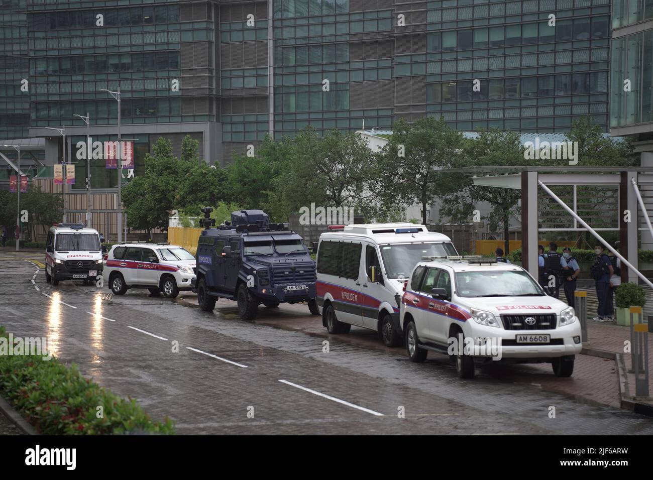 Hong Kong, 30/06/2022, garde-corps de la police attendant le convoi de Xi Jinping à Science Park, Hong Kong, où les autorités ont fermé la zone que le président chinois devrait visiter prochainement. Banque D'Images