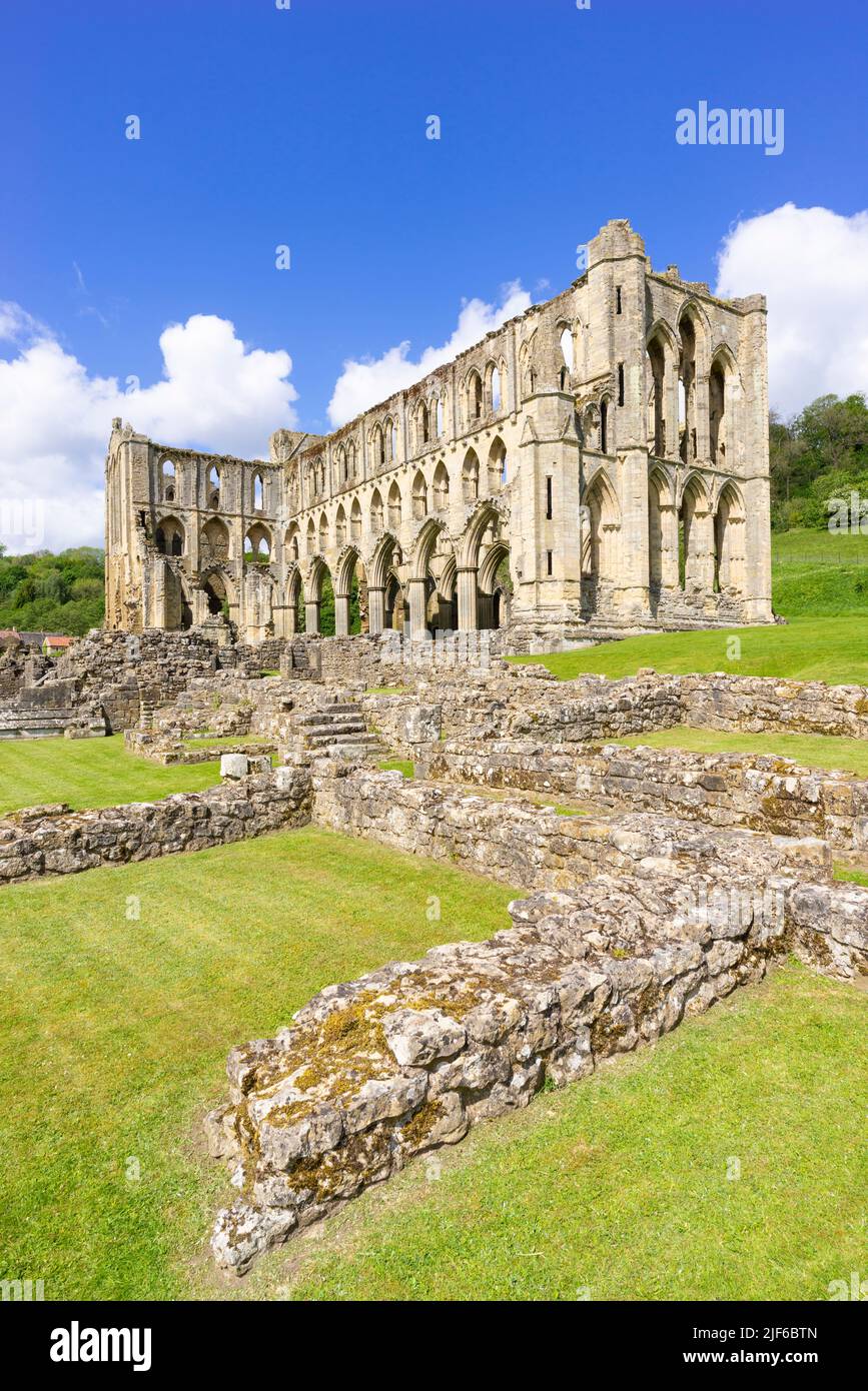 Ruines de l'abbaye de Rievaulx village de Rievaulx North York Moors National Park Yorkshire Angleterre GB Europe Banque D'Images