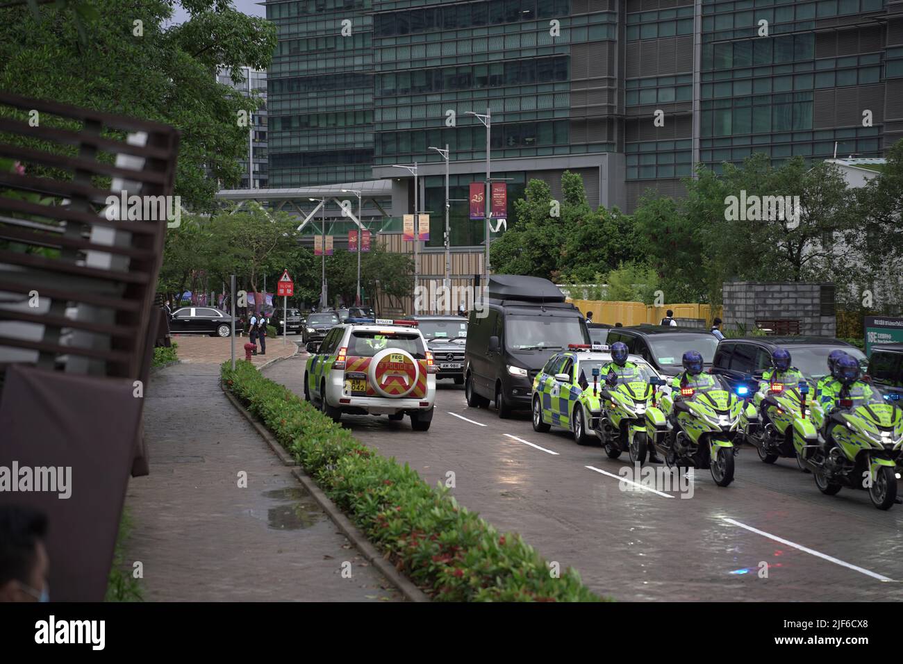 Hong Kong, 30/06/2022, le cortège de Xi Jingpings arrive à Science Park, Hong Kong. Le dirigeant chinois se trouve dans la ville de SAR pour assister à la cérémonie anniversaire de passation de pouvoir en 25th, ainsi qu'à la prestation de serment du nouveau directeur général de Hong Kongs, John Lee Banque D'Images