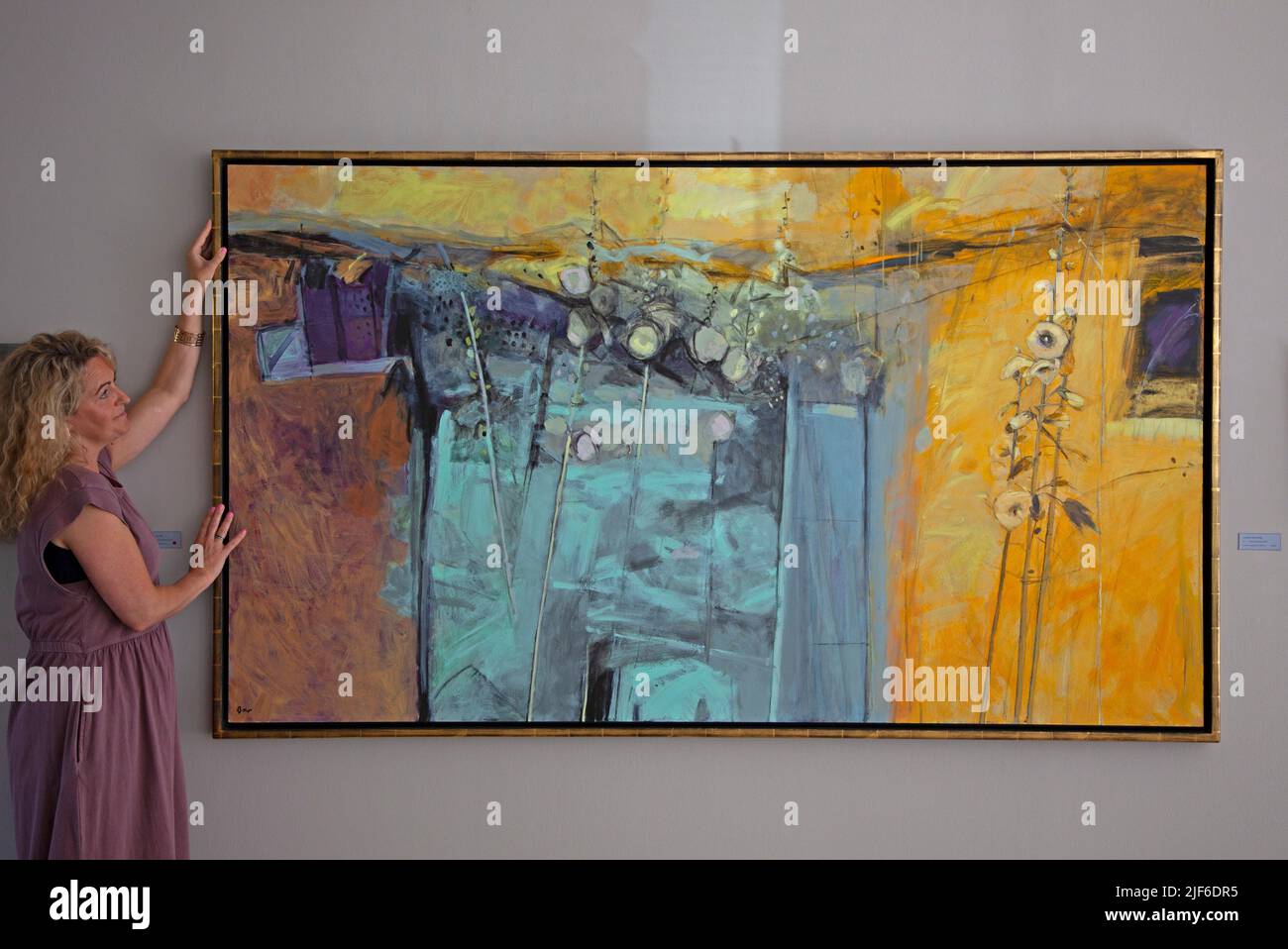 The Scottish Gallery, Dundas Street, Édimbourg, Écosse, Royaume-Uni. 30th juin 2022. La Galerie accueille une collection dynamique d'artistes renommés, dont Wilhelmina Barns-Graham, John Brown, Jake Harvey, Kurt Jackson et Alex Knubley. Photo : Fiona avec les Hollyhawks français de John Brown 2022, acylique à bord. Crédit photo : Arch White/alamy Live News. Banque D'Images