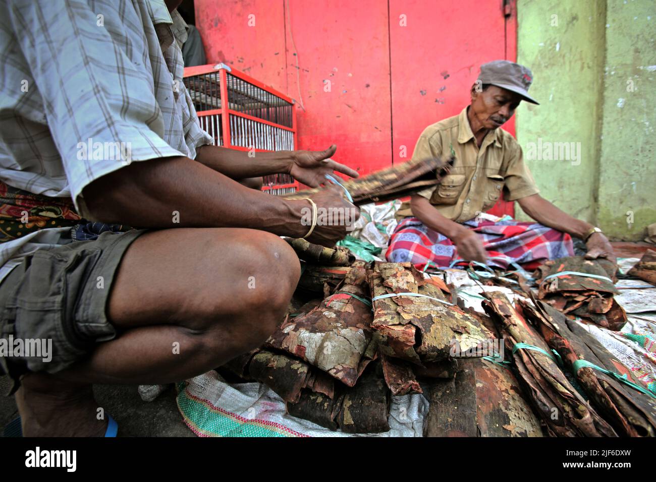 Un homme qui vend des écorces de cannelle crues au marché de Bolu, un marché traditionnel à Rantepao, Toraja Nord, Sulawesi Sud, Indonésie. Banque D'Images