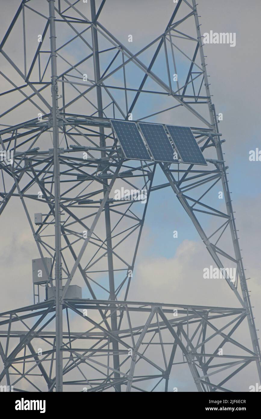 Pylônes de réseau électrique avec panneaux solaires installés pour alimenter les équipements de surveillance, Flandre, Belgique Banque D'Images