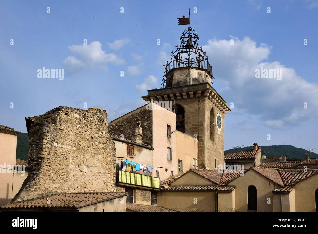 Beffroi ou Tour du clocher et Campanile de l'église Saint-Vincent dans la vieille ville de Nyons Drôme Provence France Banque D'Images