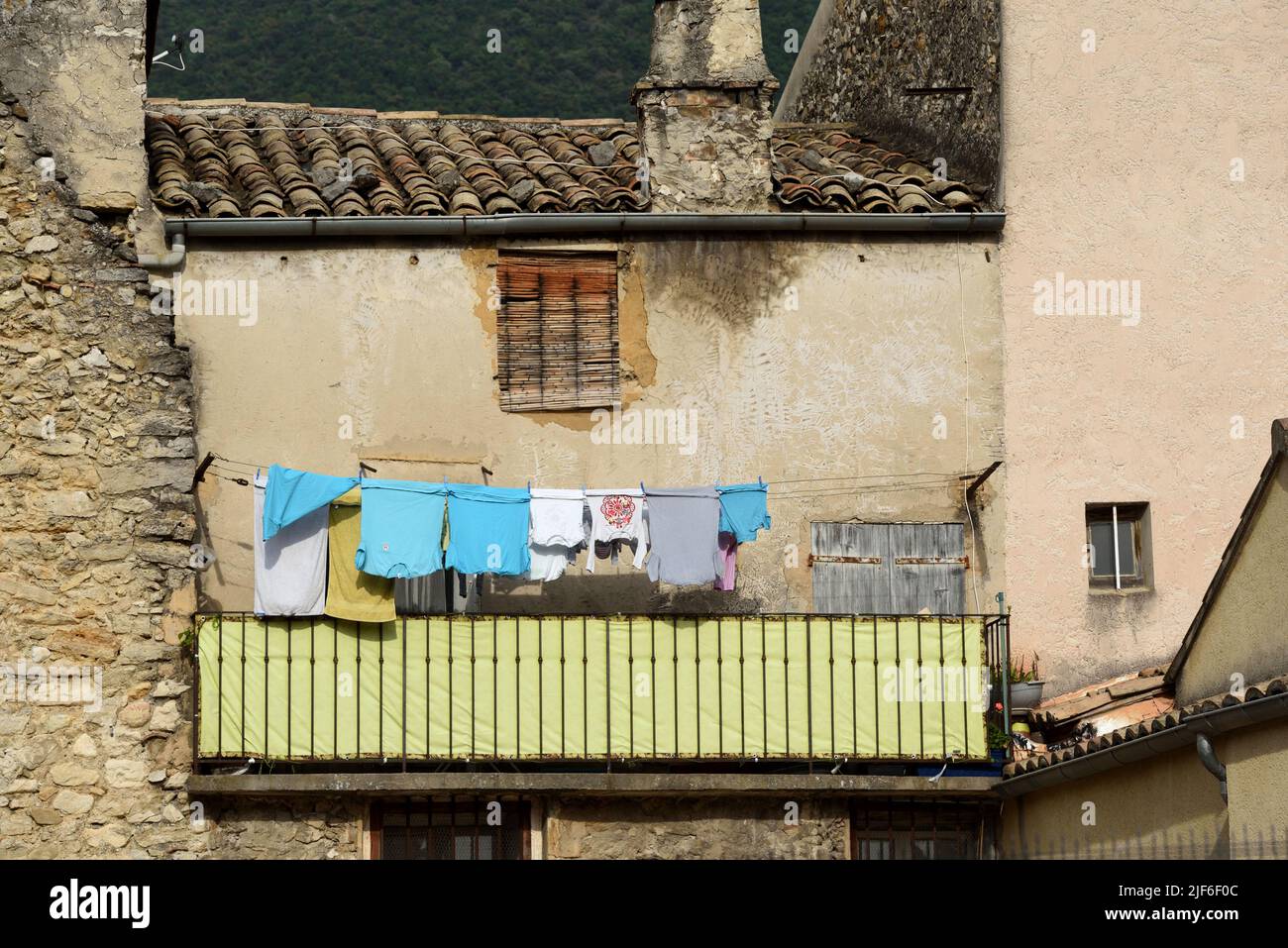 Linge ou linge séchage sur ligne de lavage ou ligne de vêtements sur balcon dans la vieille ville de Nyons Drôme Provence France Banque D'Images