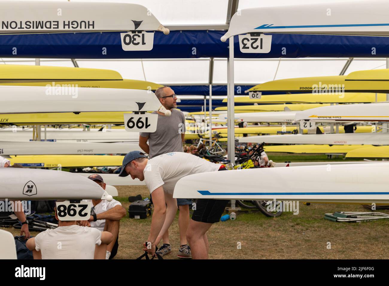 Henley, Oxfordshire, Angleterre, Royaume-Uni 29 juin 2022 Journée à la régate royale de Henley. Les équipes d'aviron préparent leurs bateaux, participent à des discussions d'équipe et lancent Banque D'Images