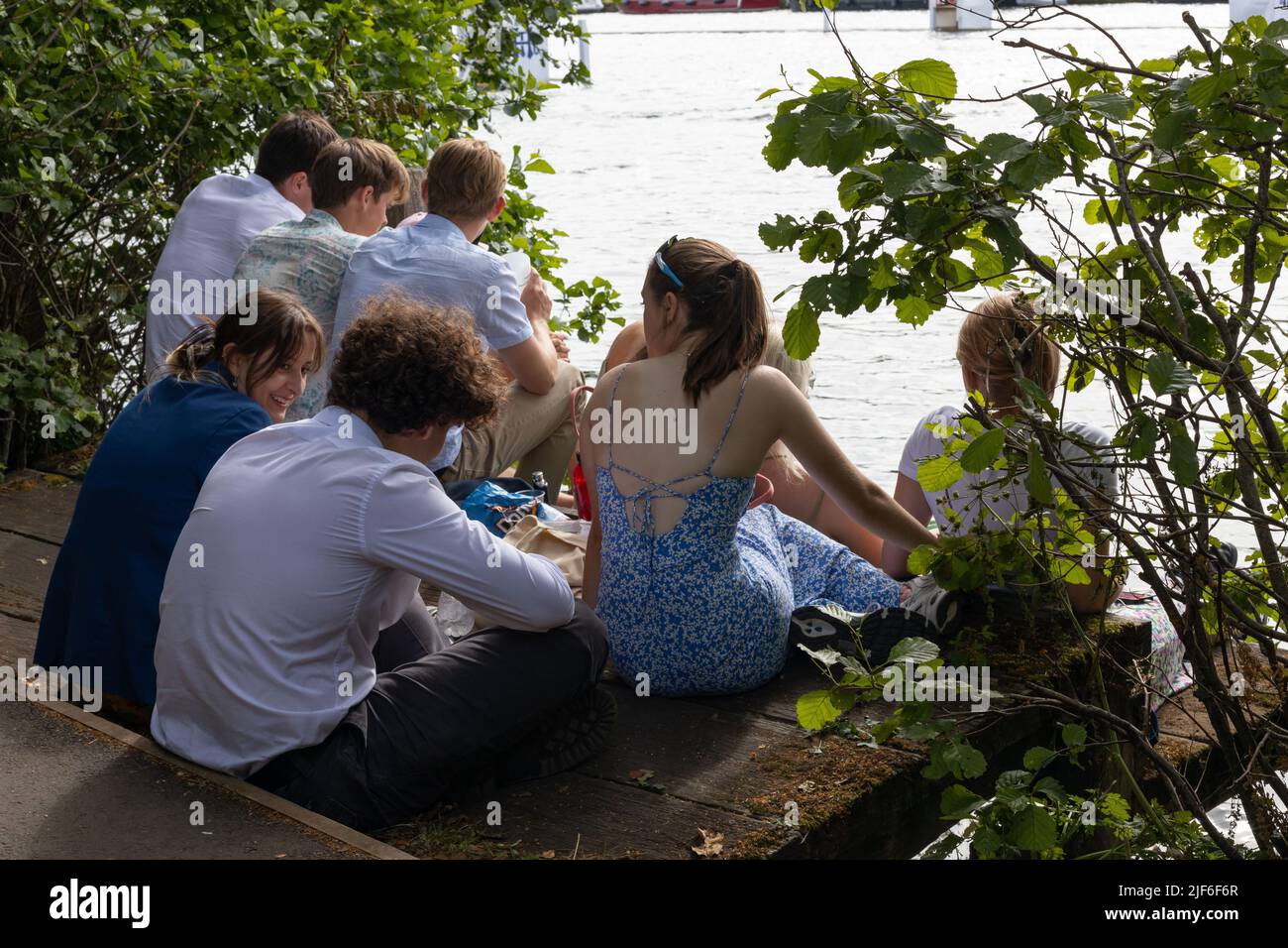 Henley, Oxfordshire, Angleterre, Royaume-Uni 29 juin 2022 Journée à la régate royale de Henley. Les spectateurs tracent la voie de remorquage le long de la rivière Banque D'Images