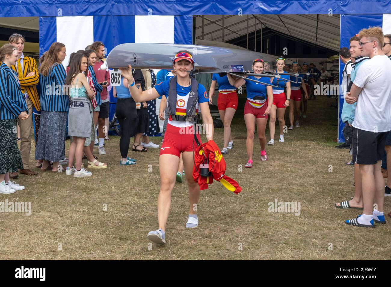 Henley, Oxfordshire, Angleterre, Royaume-Uni 29 juin 2022 Journée à la régate royale de Henley. Les équipes d'aviron préparent leurs bateaux, participent à des discussions d'équipe et lancent Banque D'Images
