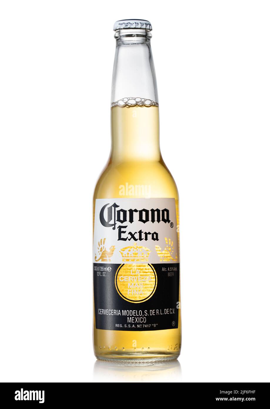 LONDRES, Royaume-Uni - 01 JUIN 2022 : bouteille de Corona Extra bière lager sur blanc. La bière mexicaine la plus populaire. Banque D'Images