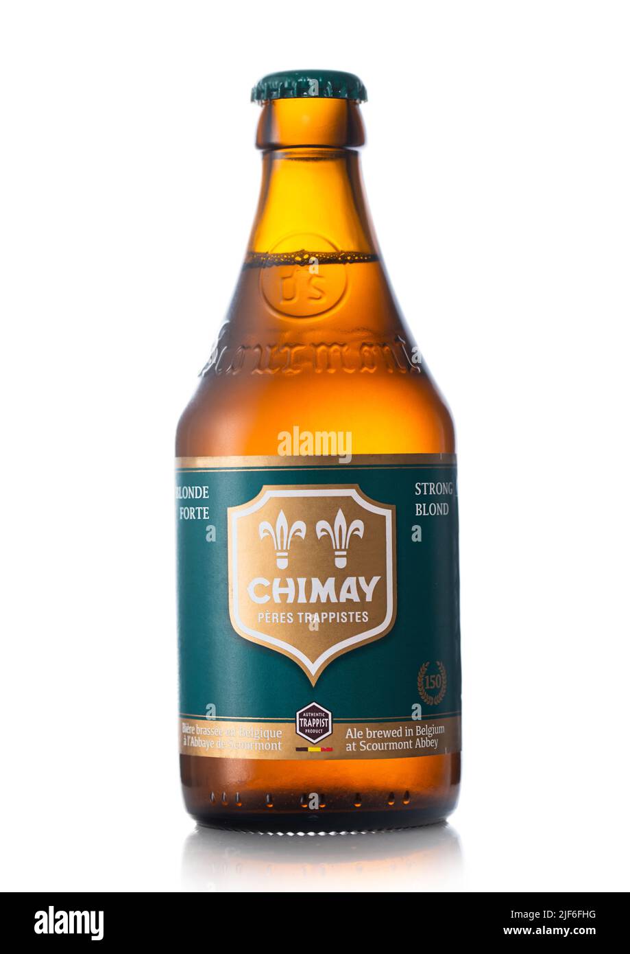 LONDRES, Royaume-Uni - 01 JUIN 2022 : bière blonde forte Chimay lager ALE sur blanc. Bière populaire de Belgique. Banque D'Images