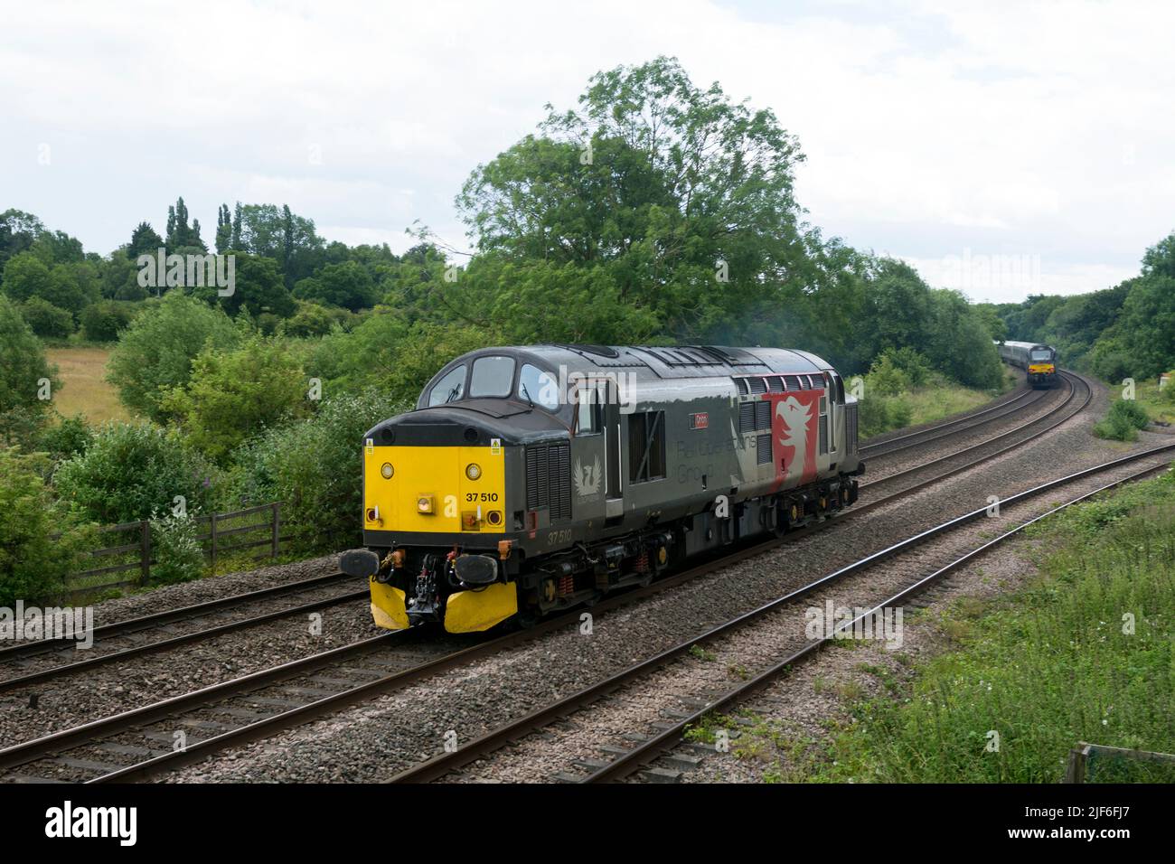 Groupe d'exploitation ferroviaire classe 37 locomotive diesel n° 37510 moteur léger de voyage 'Orion', Warwickshire, Royaume-Uni Banque D'Images