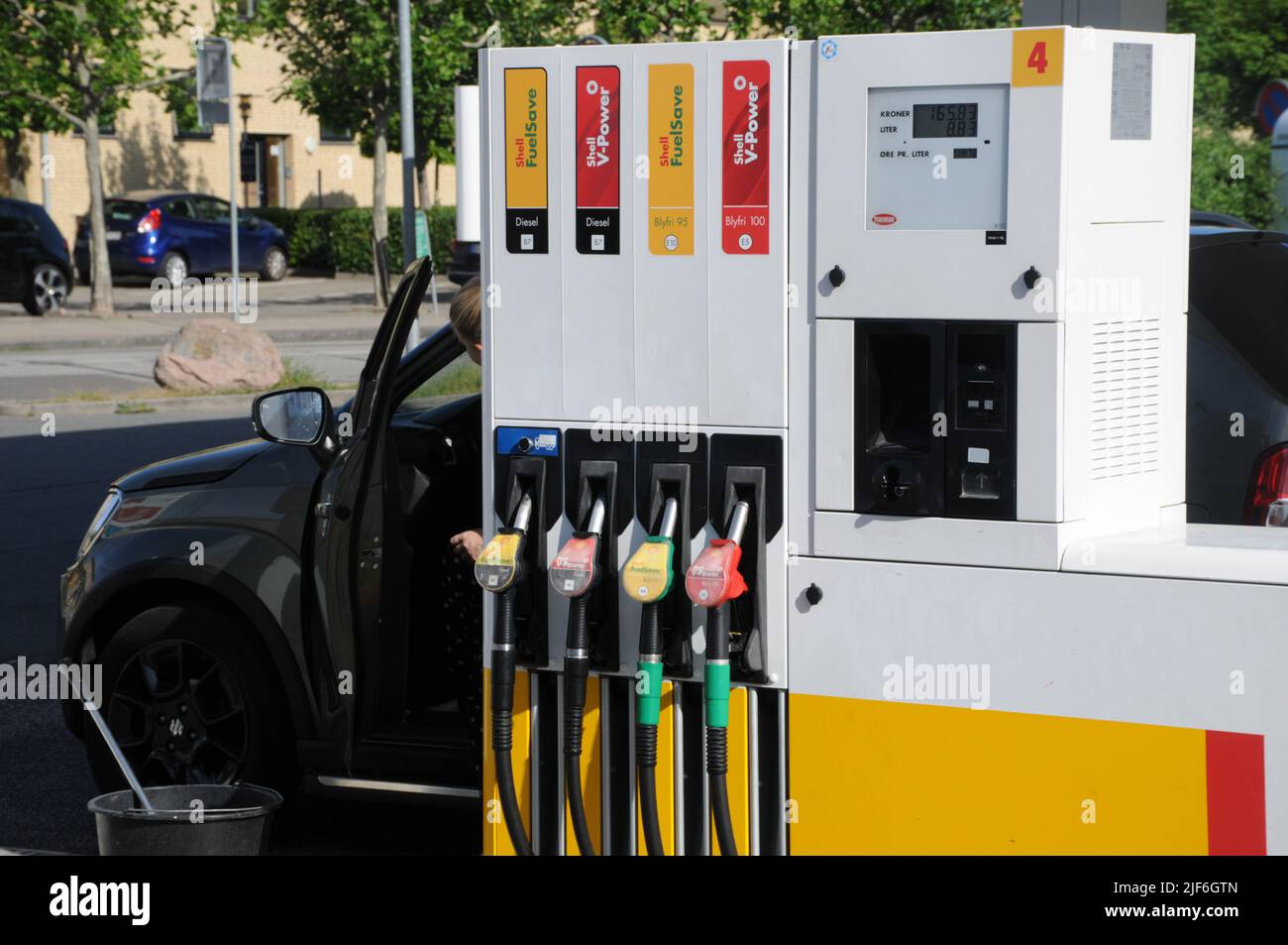 Kastrup/Copenhagen/Denmark/30 juin l2022/Station de recharge d'essence et de coquillages Shell avec carte des prix élevés de l'essence sur la station d'essence sheel dans la capitale danoise. (Photo..Francis Dean/Dean Pictures) Banque D'Images