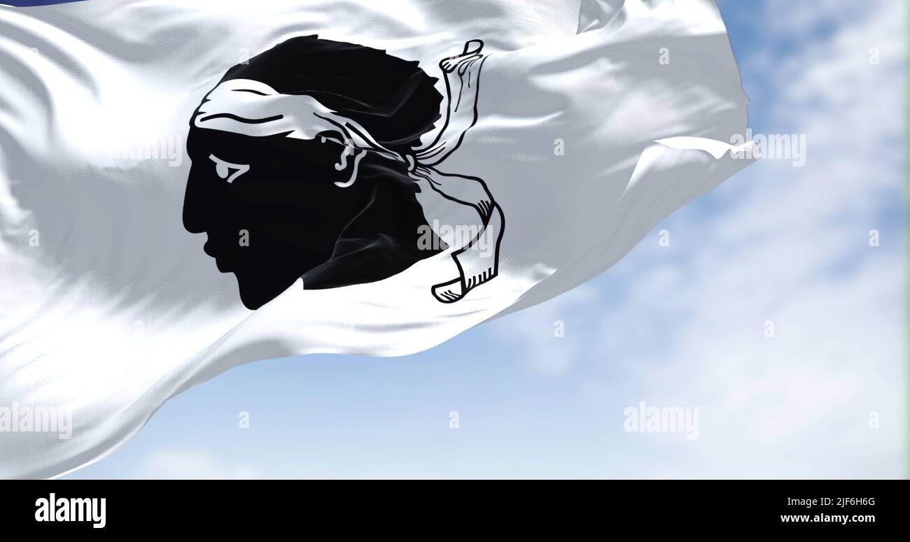 Le drapeau de la Corse agitant dans le vent par temps clair. La Corse est une île de la Méditerranée et de la région administrative française, Banque D'Images