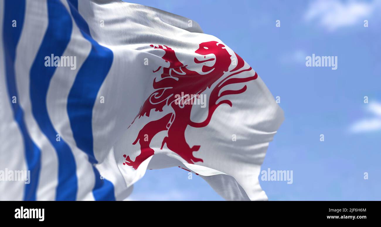 Le drapeau de la Nouvelle-Aquitaine agitant dans le vent par temps clair. La Nouvelle-Aquitaine est la plus grande région administrative de France Banque D'Images