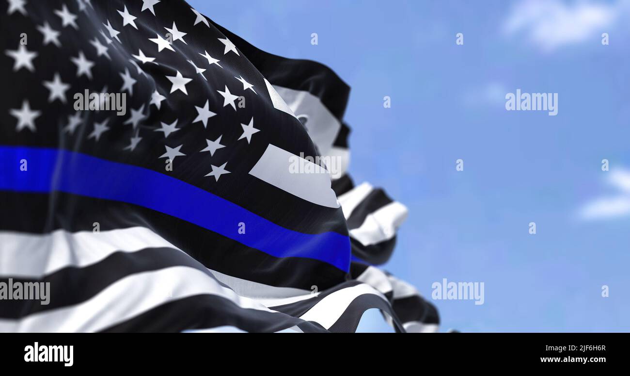 Le drapeau des États-Unis d'Amérique dans la variante Thin Blue Line qui agite dans le vent. L'indicateur « ligne bleue fine » est tout noir, portant un seul ho Banque D'Images