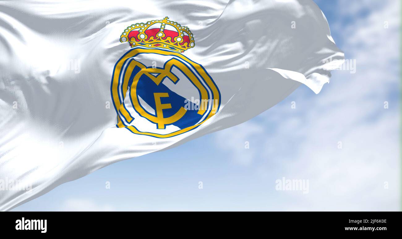 Madrid, Espagne, 2022 juin : le drapeau du Real Madrid agitant dans le vent par temps clair. Real Madrid est un club de football espagnol professionnel basé à Madr Banque D'Images