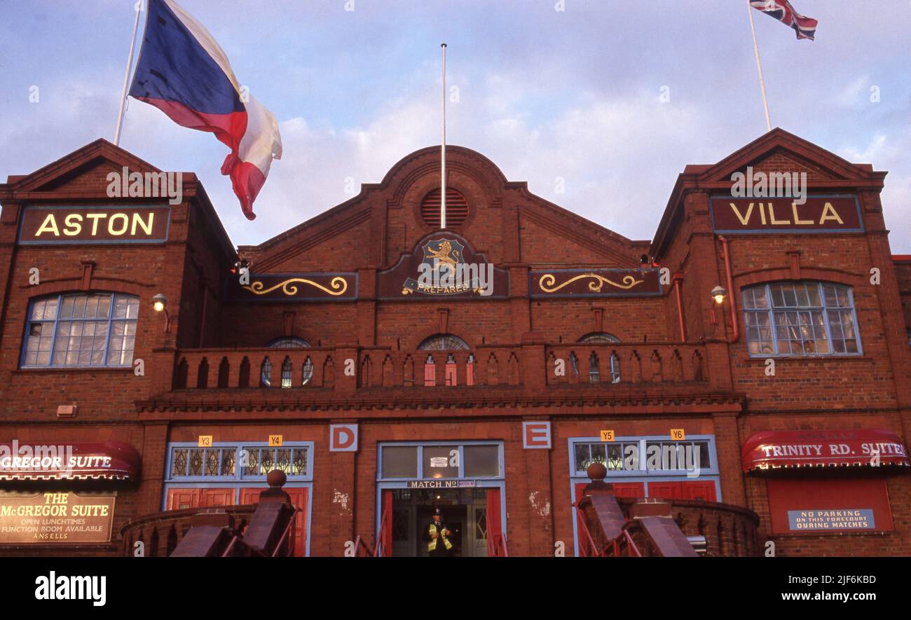 A l'extérieur du Trinity Road Stand, Villa Park, stade d'Aston Villa FC, avant leur match avec Banik Ostrava dans le cadre de la coupe UEFA 1st Round le 19 septembre 1990. Photo de Tony Henshaw Banque D'Images