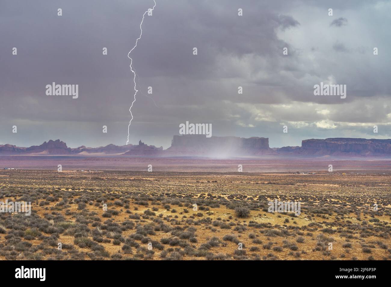 Paysages à couper le souffle des formations rocheuses de butte sous un ciel d'orage avec des nuages dans les montagnes du parc tribal de Monument Valley Navajo, Utah Ari Banque D'Images