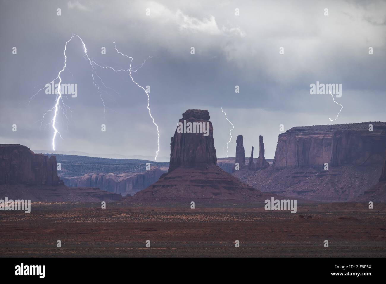 Paysages à couper le souffle des formations rocheuses de butte sous un ciel d'orage avec des nuages dans les montagnes du parc tribal de Monument Valley Navajo, Utah Ari Banque D'Images
