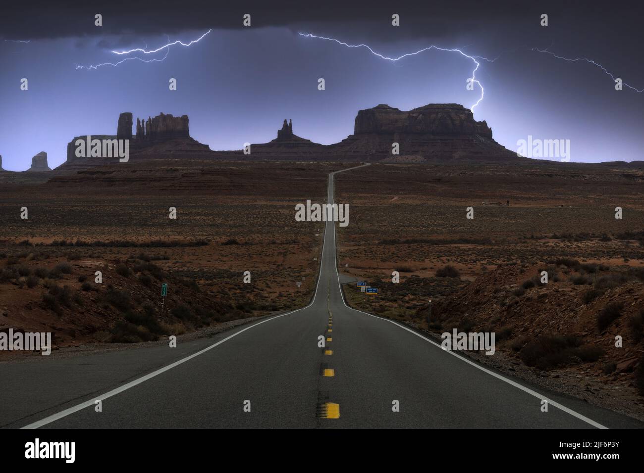 Paysage à couper le souffle des formations rocheuses de butte sous le ciel d'orage avec des nuages entre l'autoroute asphaltée dans Monument Valley Navajo Tribal Banque D'Images
