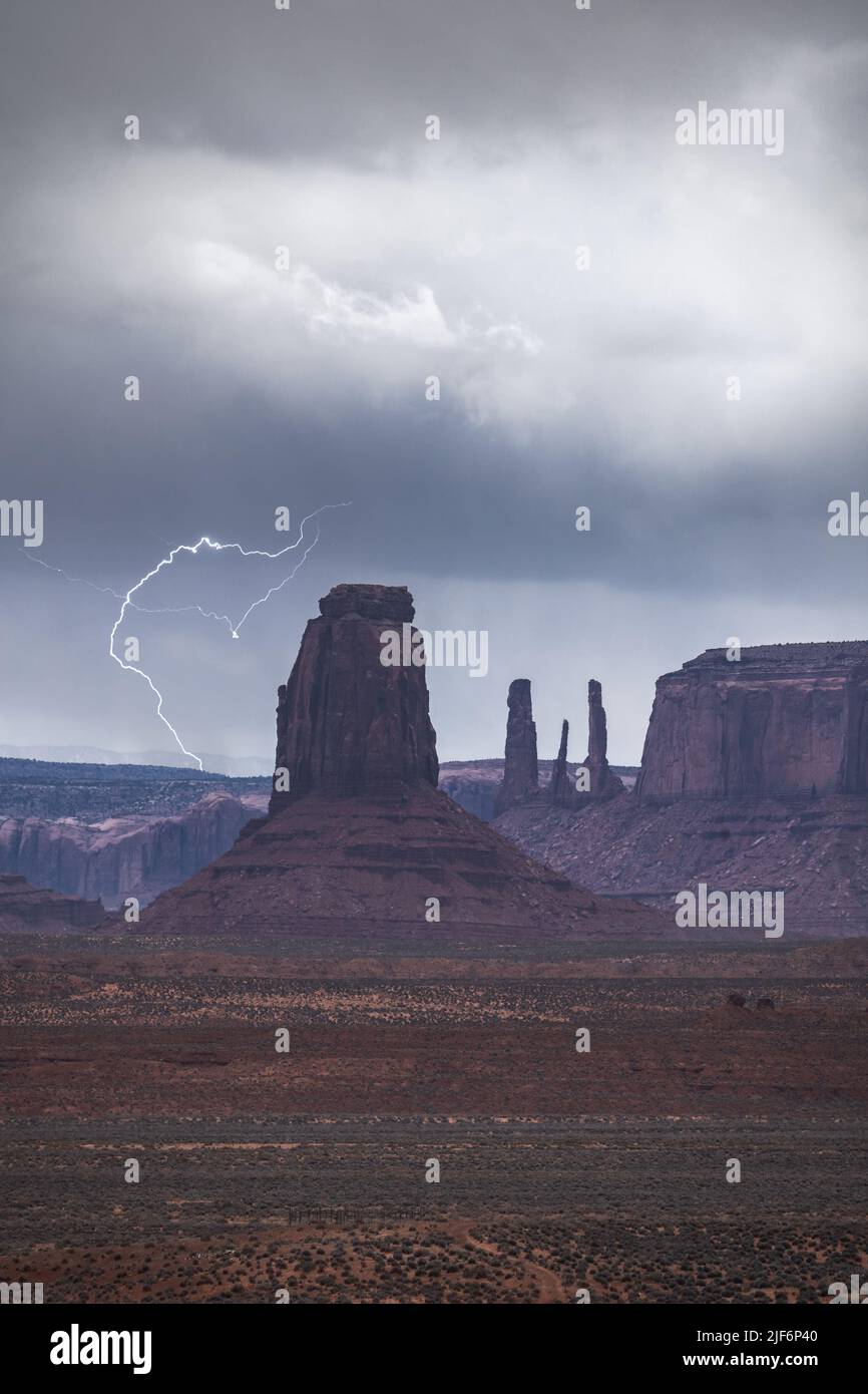Paysages à couper le souffle des formations rocheuses de butte sous un ciel d'orage avec des nuages dans les montagnes du parc tribal de Monument Valley Navajo, Utah Ari Banque D'Images