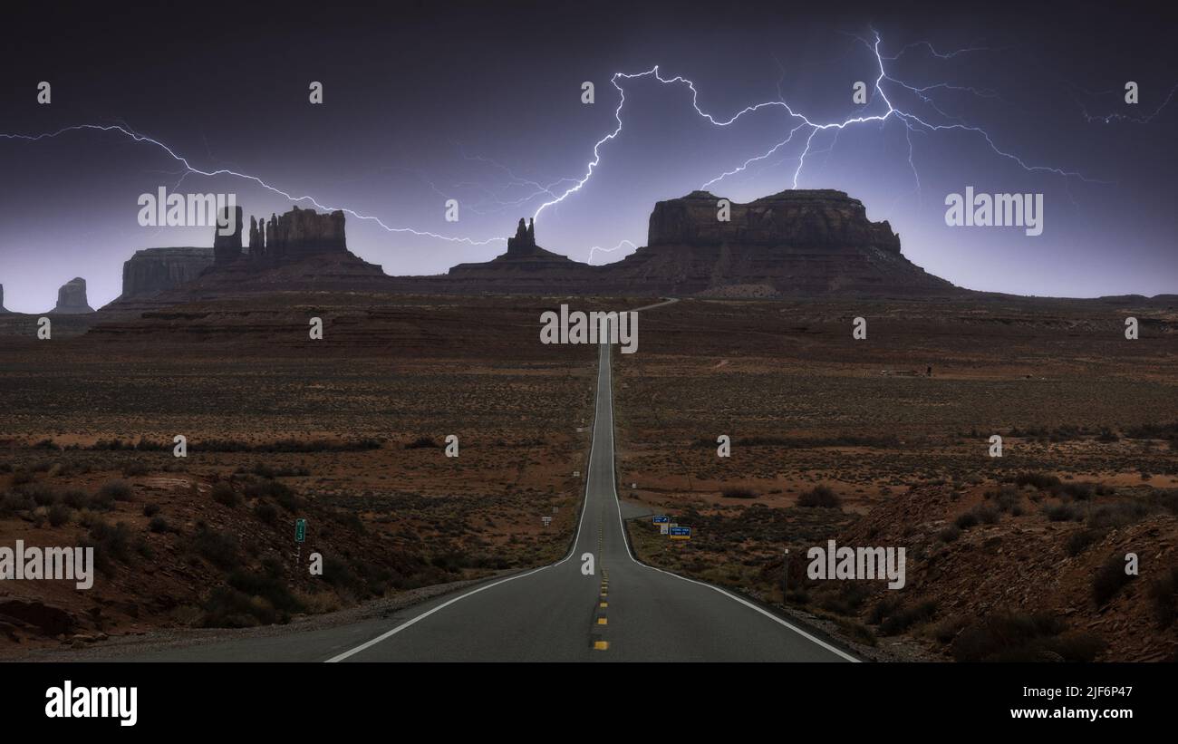 Paysage à couper le souffle des formations rocheuses de butte sous le ciel d'orage avec des nuages entre l'autoroute asphaltée dans Monument Valley Navajo Tribal Banque D'Images