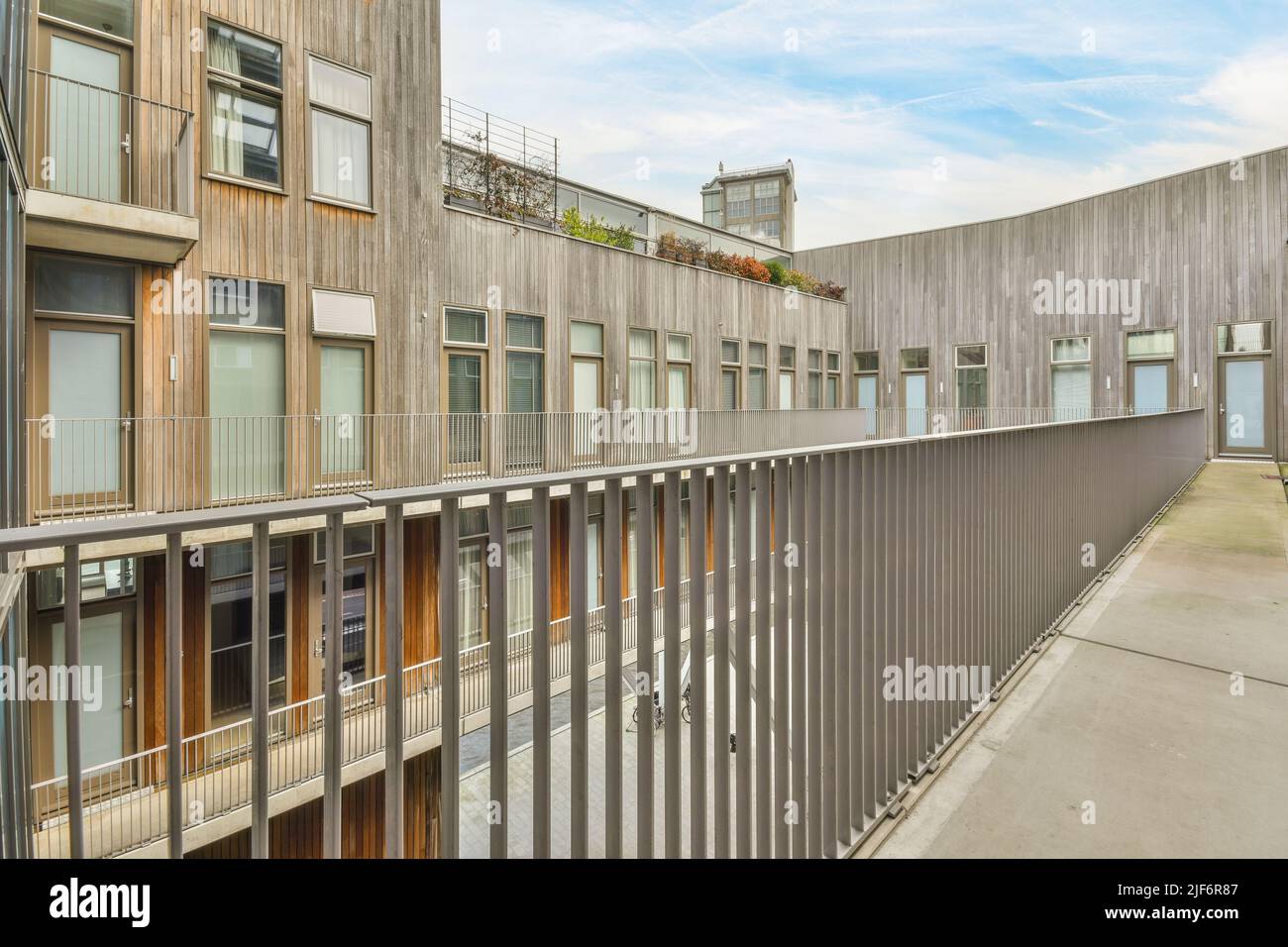 Vue panoramique sur un complexe résidentiel moderne de haute technologie en bois de style géométrique Banque D'Images