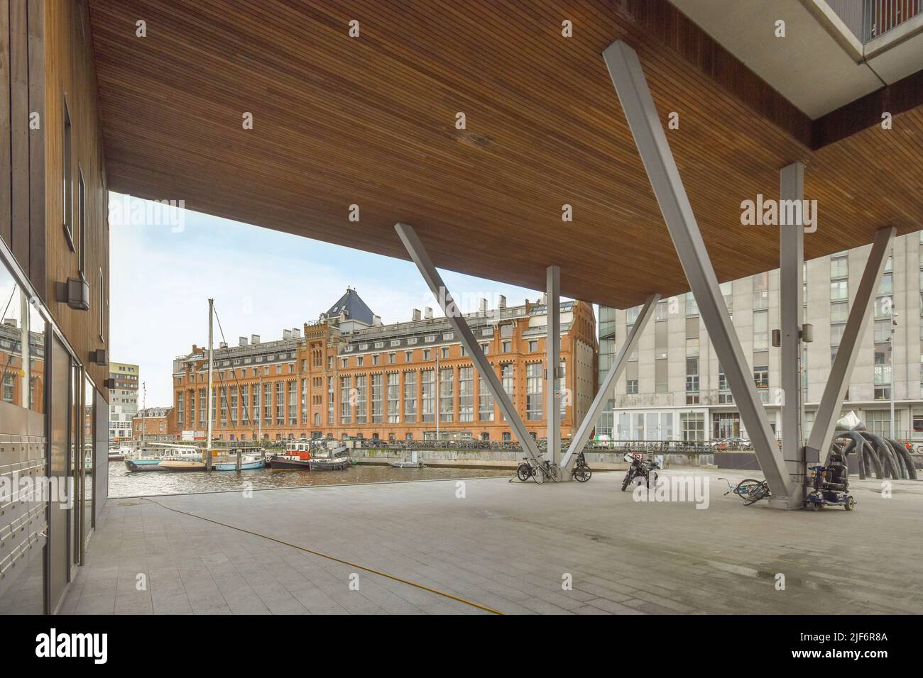 Vue panoramique sur un complexe résidentiel moderne de haute technologie en bois de style géométrique Banque D'Images