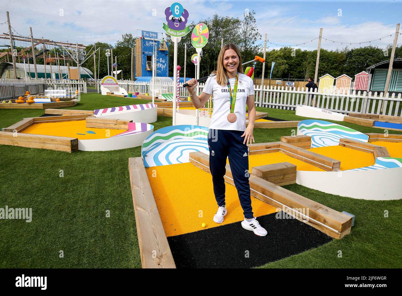 USAGE ÉDITORIAL EXCLUSIF Vicky Holland, triathlète Team GB, lance officiellement le nouveau Crazy Golf au parc de vacances de Haven's Thorpe Park, après un investissement de £11,8 millions dans une gamme d'installations intérieures et extérieures du complexe hôtelier du Lincolnshire. Date de la photo: Jeudi 30 juin 2022. En plus du Jump, le site dévoile également son premier parcours d'escalade Aerial Adventure Max de deux étages, ainsi qu'une version miniature pour les plus petits enfants et une nouvelle version améliorée de Crazy Golf, avec des projets futurs pour le Marina Bar and Stage, un espace de divertissement ultramoderne. Le crédit photo devrait être le suivant : Banque D'Images