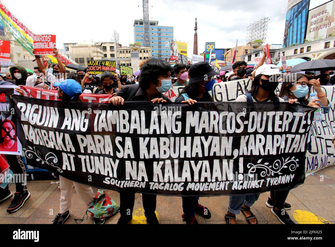 Philippines. 30th juin 2022. Divers groupes de militants se sont rassemblés pour montrer leurs déceptions pour les prochains présidents philippins lors de leur protestation sur la Plaza Miranda tandis que le fils du dictateur Ferdinand 'Bong-Bong Marcos Jr. A prêté serment en tant que président des Philippines en 17th au Musée national des beaux-arts de Manille à quelques kilomètres Des manifestants sur 30 juin 2022. (Credit image: © Gregorio B. Dantes Jr/Pacific Press via ZUMA Press Wire) Banque D'Images