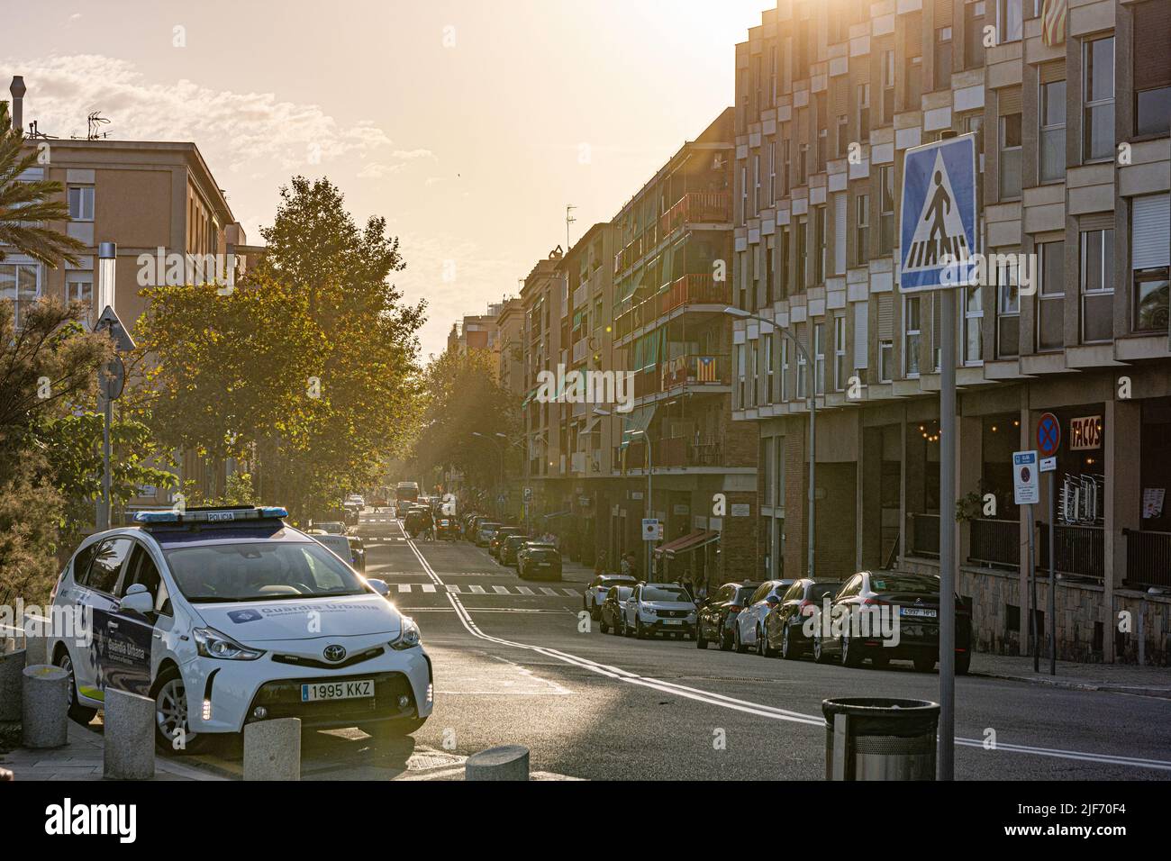 Voiture hybride des services publics garée dans la rue Barcelone. Toyota prius Banque D'Images