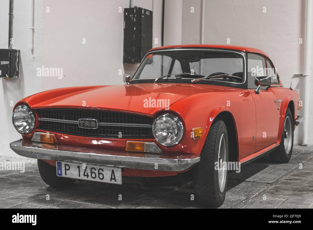 Voiture classique garée dans le parking, fabriqué au Royaume-Uni. Triomphe TR6 Banque D'Images